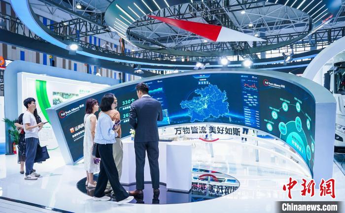 2024数博会闭幕超1300项数据领域新技术等展出(图1)